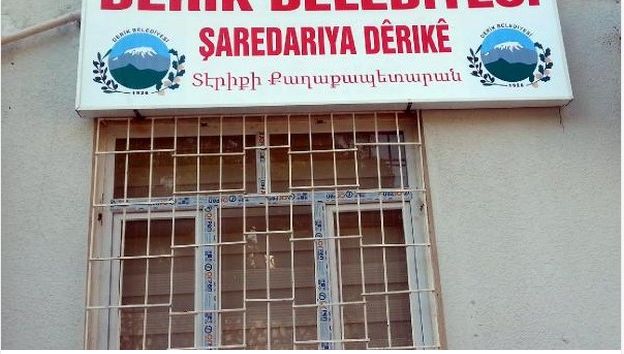 Derik Belediyesi'nin tabelası yeniden 3 dilli olarak asıldı